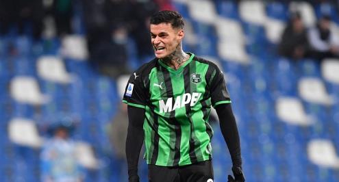 بعد أن كان هدفًا لسان جيرمان.. ساسولو يؤكد انتقال مهاجمه لويستهام